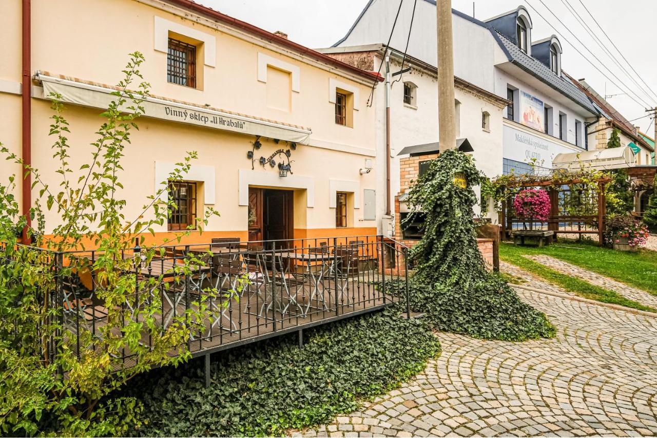 Sklep U Hrabalu Aparthotel Hustopeče Eksteriør bilde